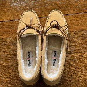 ‼️PRICE FIRM‼️NWOT Minnetonka Pile Lined Hardsole Sued Moccasin Womens